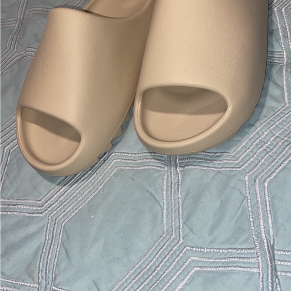Yeezy Slides - Picture 7 of 8